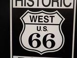 un panneau en noir et blanc indiquant « Route historique US 66 Ouest »