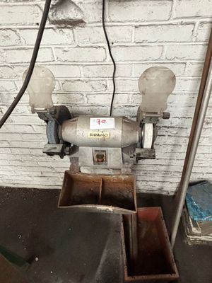 une machine posée contre un mur de briques