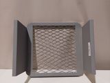 une petite boîte grise munie d'une porte grillagée