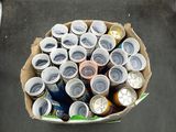 une boîte en carton remplie de canettes de bière posée par terre