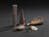 un ensemble d'objets posés sur une surface noire