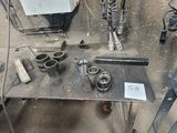 une table sur laquelle sont posés des outils, au milieu d'une pièce