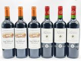 six bouteilles de vin rouge alignées