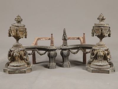 une table avec deux chaises et une table sur laquelle se trouvent deux vases