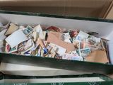 une boîte remplie de livres et de papiers posée sur une table