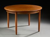 une image représentant une table ronde en bois, avec deux pieds et un plateau en bois