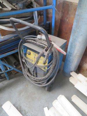 une photo montrant un tas d'outils et de matériel dans un garage
