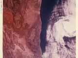 une vue aérienne d'une rivière qui traverse un canyon au milieu du désert