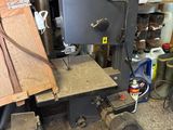 une machine posée sur une table dans une pièce