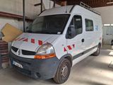 une camionnette garée dans un garage