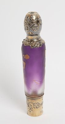 DAUM. Flacon en verre pressé moulé dans les tons violets et …