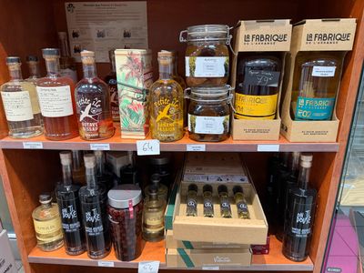 des bouteilles d'alcool sont posées sur une étagère dans un magasin