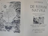 un livre ouvert sur lequel figure le dessin d'un paysage
