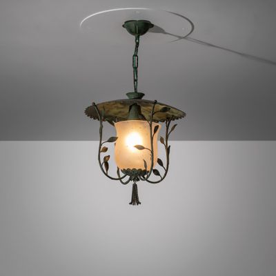 le luminaire est suspendu au plafond de la pièce