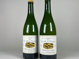 deux bouteilles de vin posées l'une à côté de l'autre sur une table