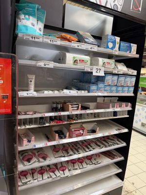 beaucoup d'articles sur les étagères du magasin