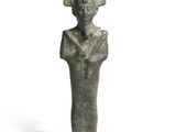 l'image d'une statue de femme avec un chapeau sur la tête