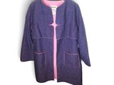 veste bleue et rose avec des bordures roses