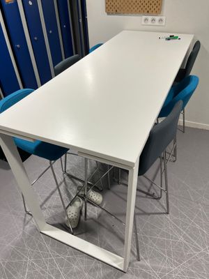 une table haute en stratifié blanc, piètement métallique, on…
