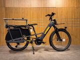 un vélo équipé d'un panier à l'arrière