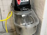 une machine qui se trouve dans le coin d'une pièce