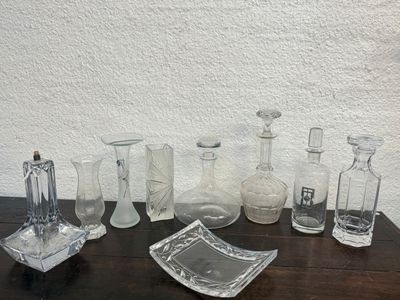 un grand nombre d'objets en verre posés sur une table
