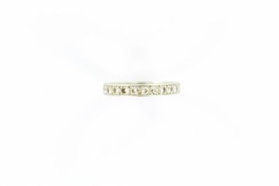 une bague en or blanc avec des diamants sur fond blanc