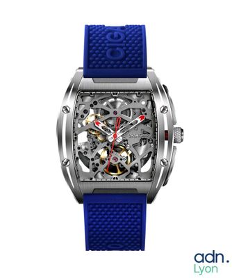 un gros plan d'une montre sur fond blanc, avec un bracelet bleu