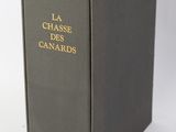 un vieux livre aux lettres dorées posé sur une table