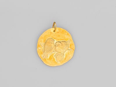 une pièce d'or sur laquelle est représenté un cheval