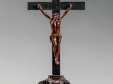 une statue de Jésus sur la croix, posée sur un socle