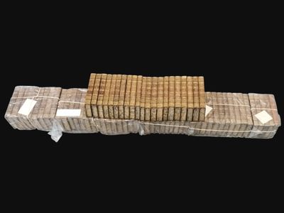 une pile de paquets de cigarettes empilés les uns sur les autres