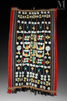 un tissu noir et rouge orné d'un motif représentant des oiseaux et des fleurs