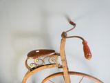 un vélo à l'ancienne avec un panier à l'arrière