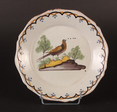 NEVERS ou AUXERRE : Assiette en faïence à décor polychrome "…