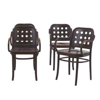 trois chaises noires dont le dossier est troué