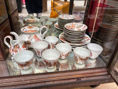 de nombreuses tasses et soucoupes exposées dans une vitrine