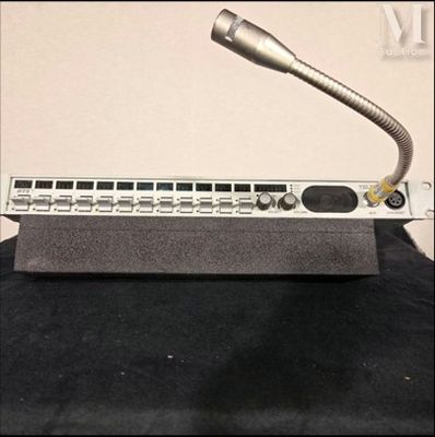 un micro posé sur un clavier, lui-même posé sur une table