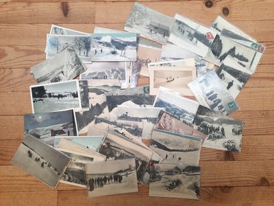 une pile de vieilles photos posée sur une table en bois