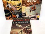 deux livres posés sur une table blanche, sur fond blanc
