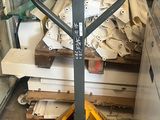 un chariot élévateur muni d'une poignée, dans un entrepôt