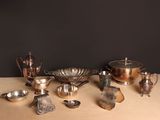 une table sur laquelle se trouvent de nombreux objets en argent