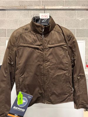 une veste marron suspendue à un cintre dans un magasin, avec une étiquette de prix
