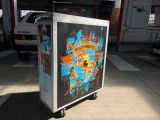 une boîte sur laquelle figure une image, dans un parking