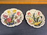 deux assiettes à motifs floraux posées sur une table
