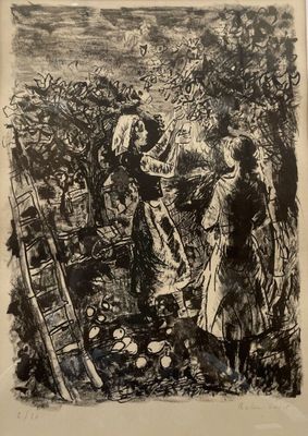 une image représentant un dessin en noir et blanc de deux femmes dans un champ