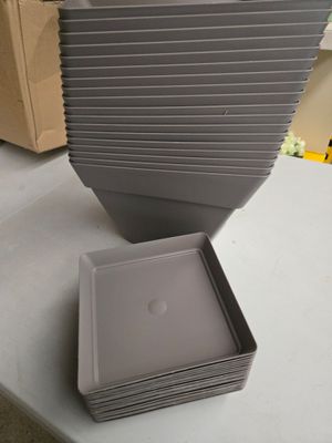 une pile de cartons posée sur une table à côté d'un carton