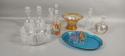 beaucoup de vases en verre et une assiette sur la table