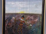 un tableau représentant un clown suspendu à une corde au-dessus d'un champ