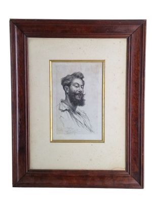 une vieille photo d'un homme barbu dans un cadre en bois